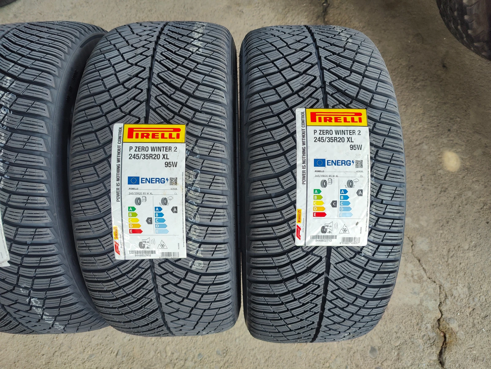 Гуми Зимни 245/35R20, снимка 2 - Гуми и джанти - 56060610