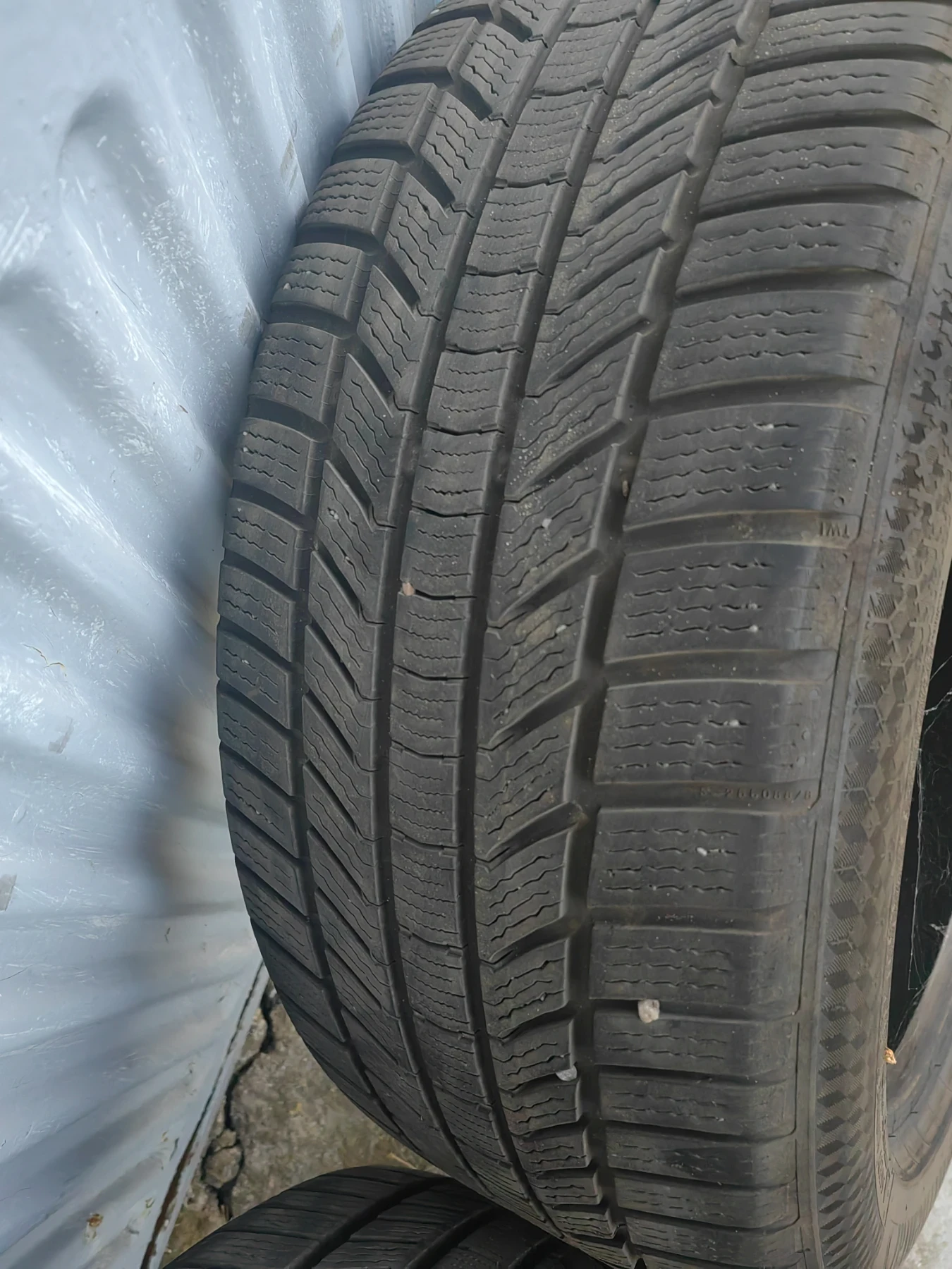 Гуми Зимни 235/45R18, снимка 4 - Гуми и джанти - 56194709