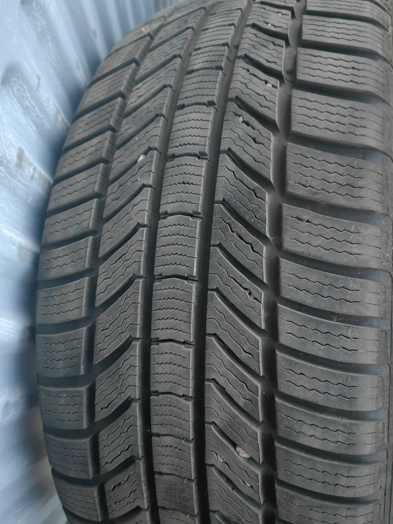 Гуми Зимни 235/45R18