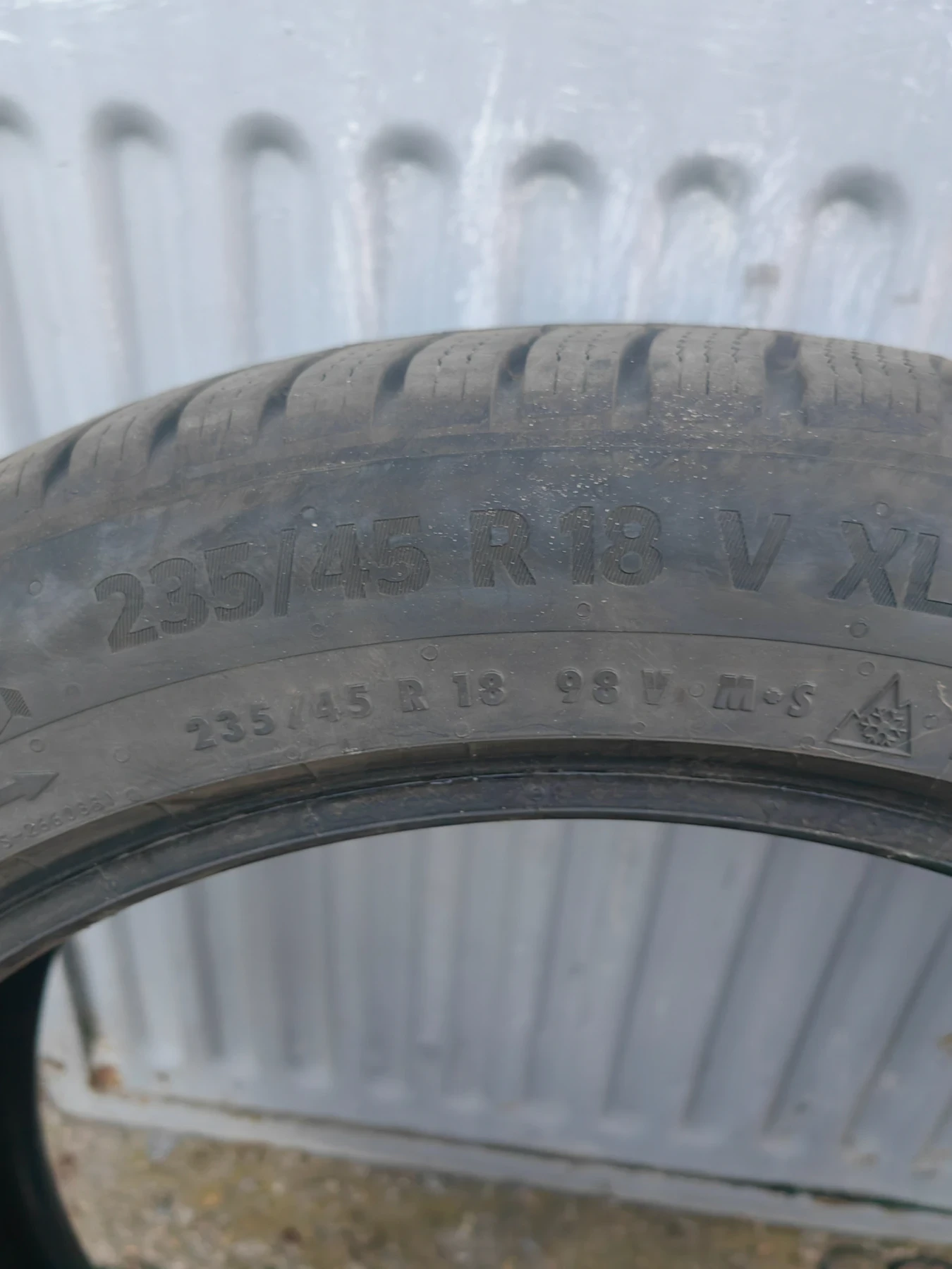 Гуми Зимни 235/45R18, снимка 5 - Гуми и джанти - 56194709