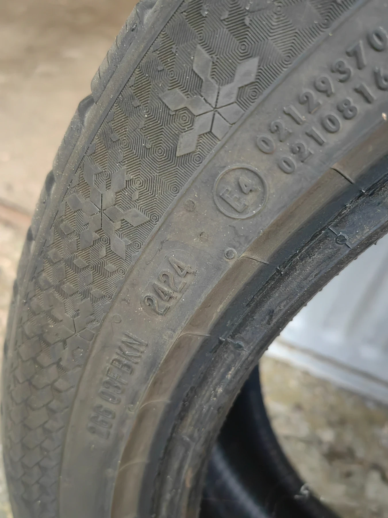 Гуми Зимни 235/45R18, снимка 3 - Гуми и джанти - 56194709