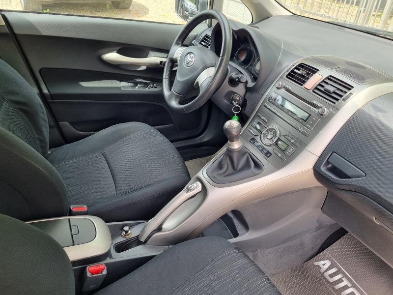 Toyota Auris 1.4D-4D, снимка 15 - Автомобили и джипове - 46188108