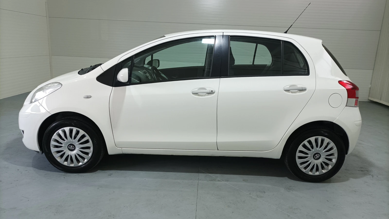 Toyota Yaris 1.0 vvti - изображение 8