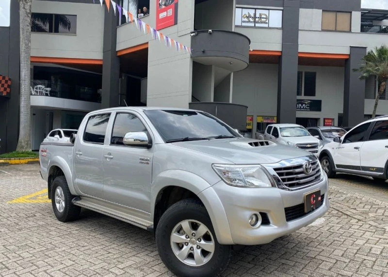 Toyota Hilux 2.5 D-4D, снимка 1 - Автомобили и джипове - 49219864