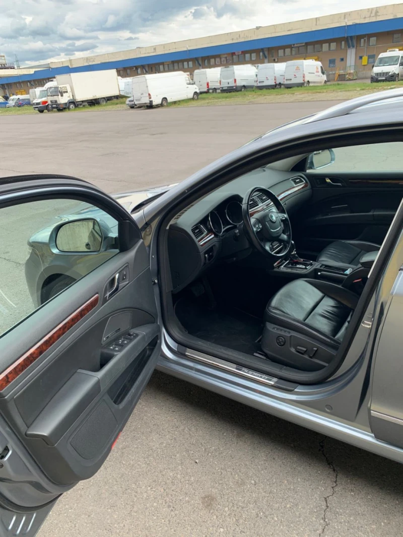 Skoda Superb Combi, снимка 12 - Автомобили и джипове - 53007545