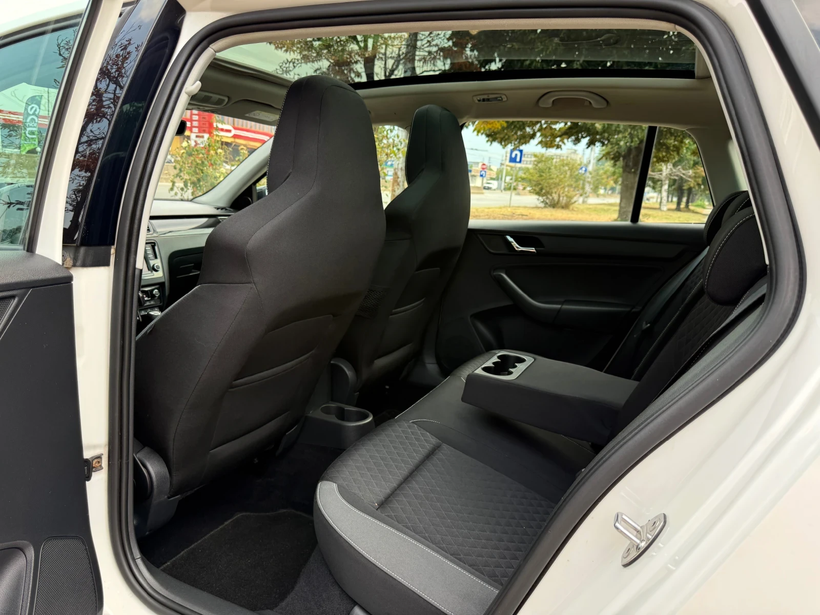 Skoda Rapid Monte Carlo* DSG* Панорама, снимка 13 - Автомобили и джипове - 55710628