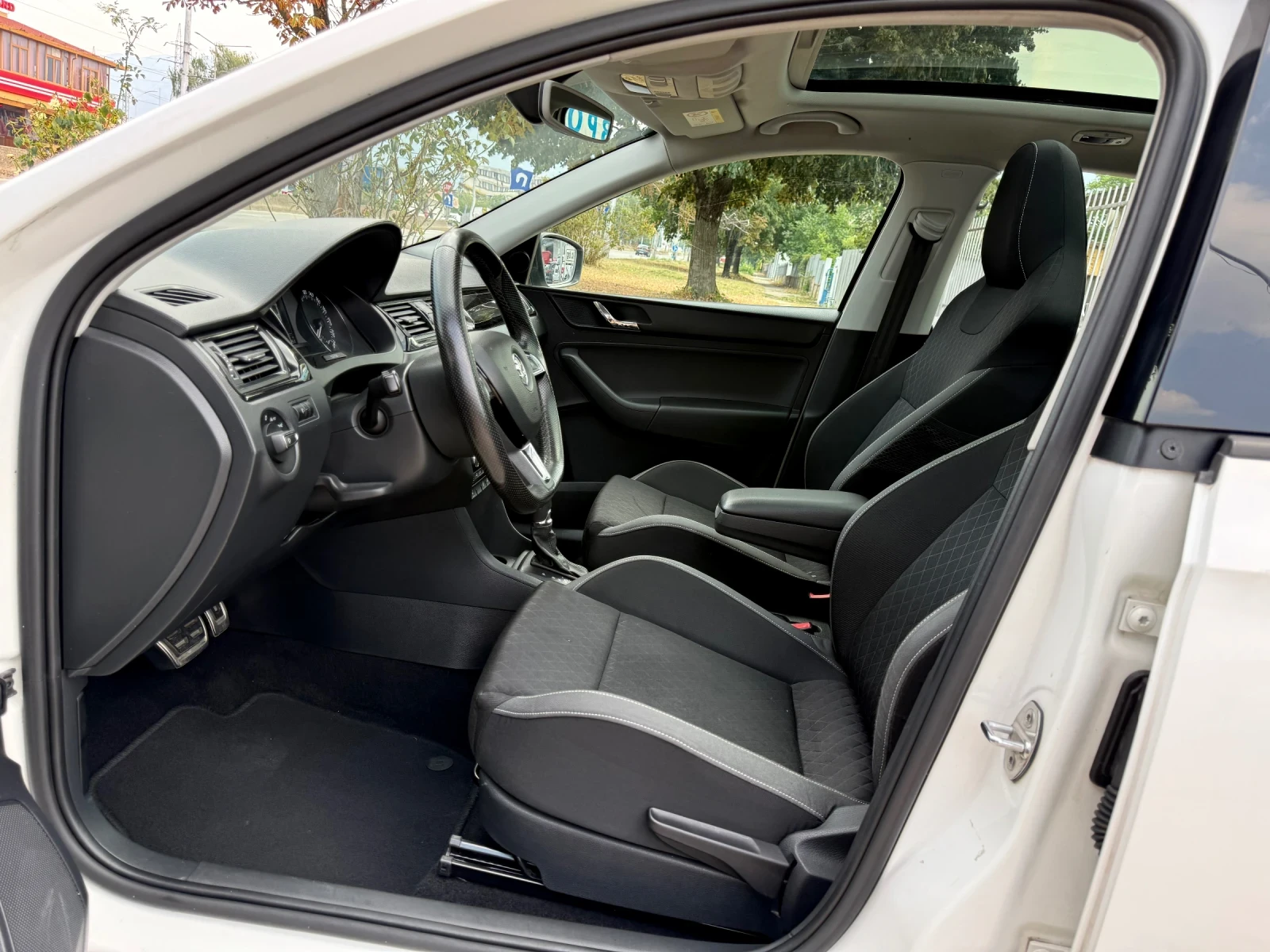 Skoda Rapid Monte Carlo* DSG* Панорама, снимка 7 - Автомобили и джипове - 55710628