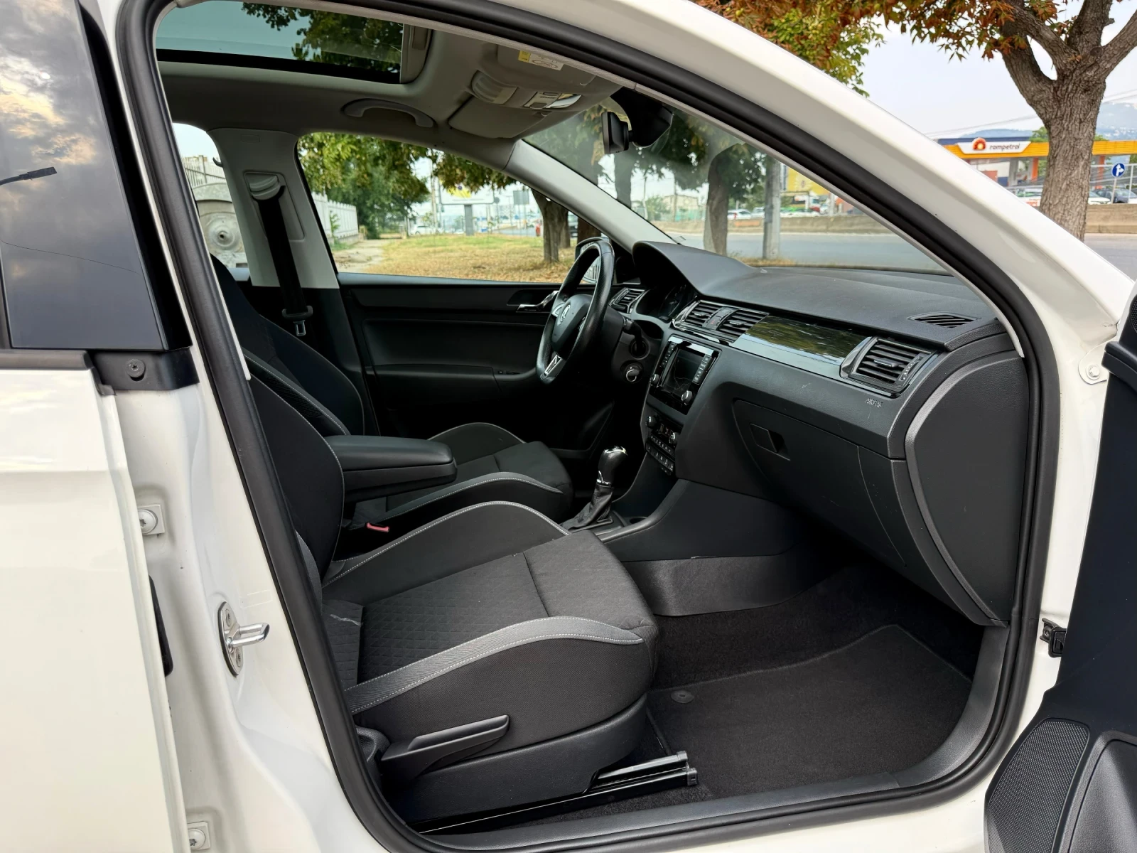 Skoda Rapid Monte Carlo* DSG* Панорама, снимка 9 - Автомобили и джипове - 55710628
