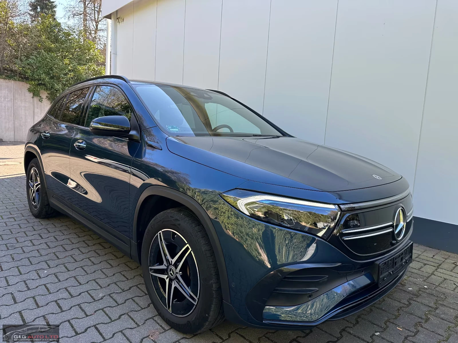 Mercedes-Benz EQA 300/4MATIC/228HP/AMG/NIGHT/AHK/MEMO/CAM/LED/931g, снимка 4 - Автомобили и джипове - 53871861