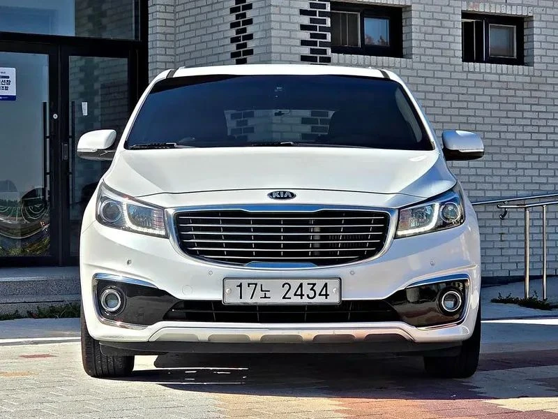 Kia Carnival, снимка 2 - Автомобили и джипове - 56689477