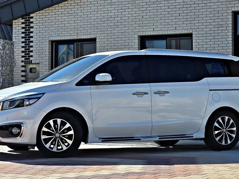 Kia Carnival, снимка 3 - Автомобили и джипове - 56689477