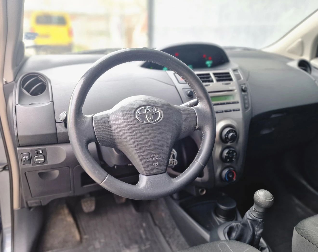 Toyota Yaris 1.0 Закупен от България, снимка 14 - Автомобили и джипове - 53730581