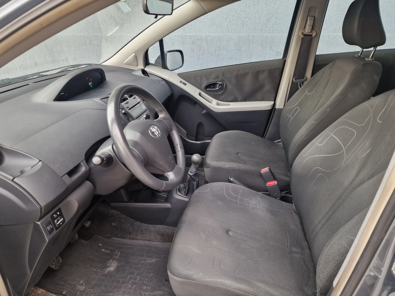 Toyota Yaris 1.0 Закупен от България, снимка 12 - Автомобили и джипове - 53730581