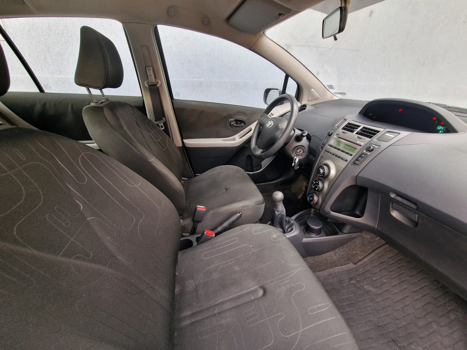 Toyota Yaris 1.0 Закупен от България, снимка 16 - Автомобили и джипове - 53730581