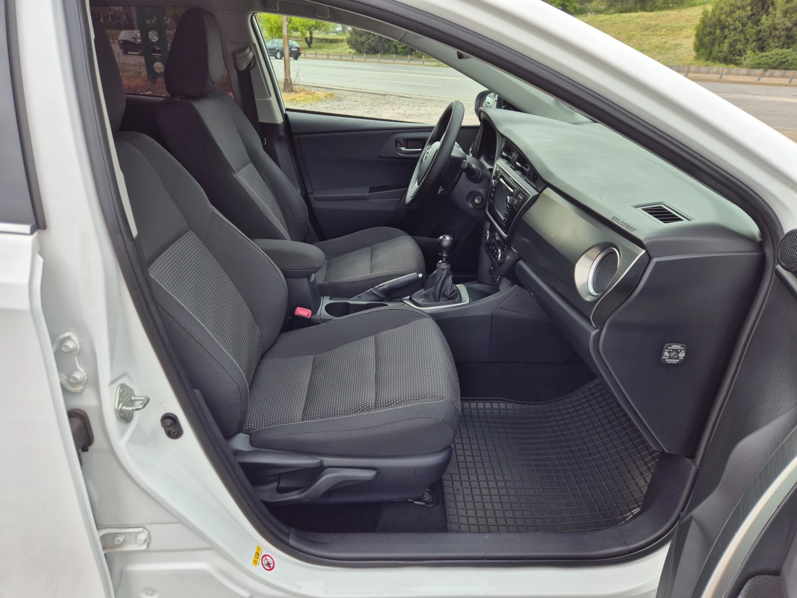 Toyota Auris 2.0D-4D 124кс, снимка 9 - Автомобили и джипове - 54358302