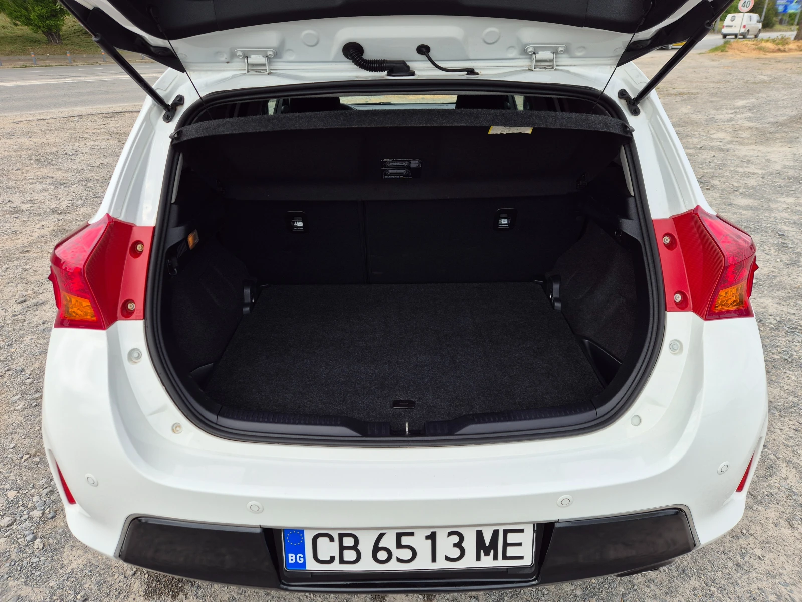 Toyota Auris 2.0D-4D 124кс, снимка 11 - Автомобили и джипове - 54358302