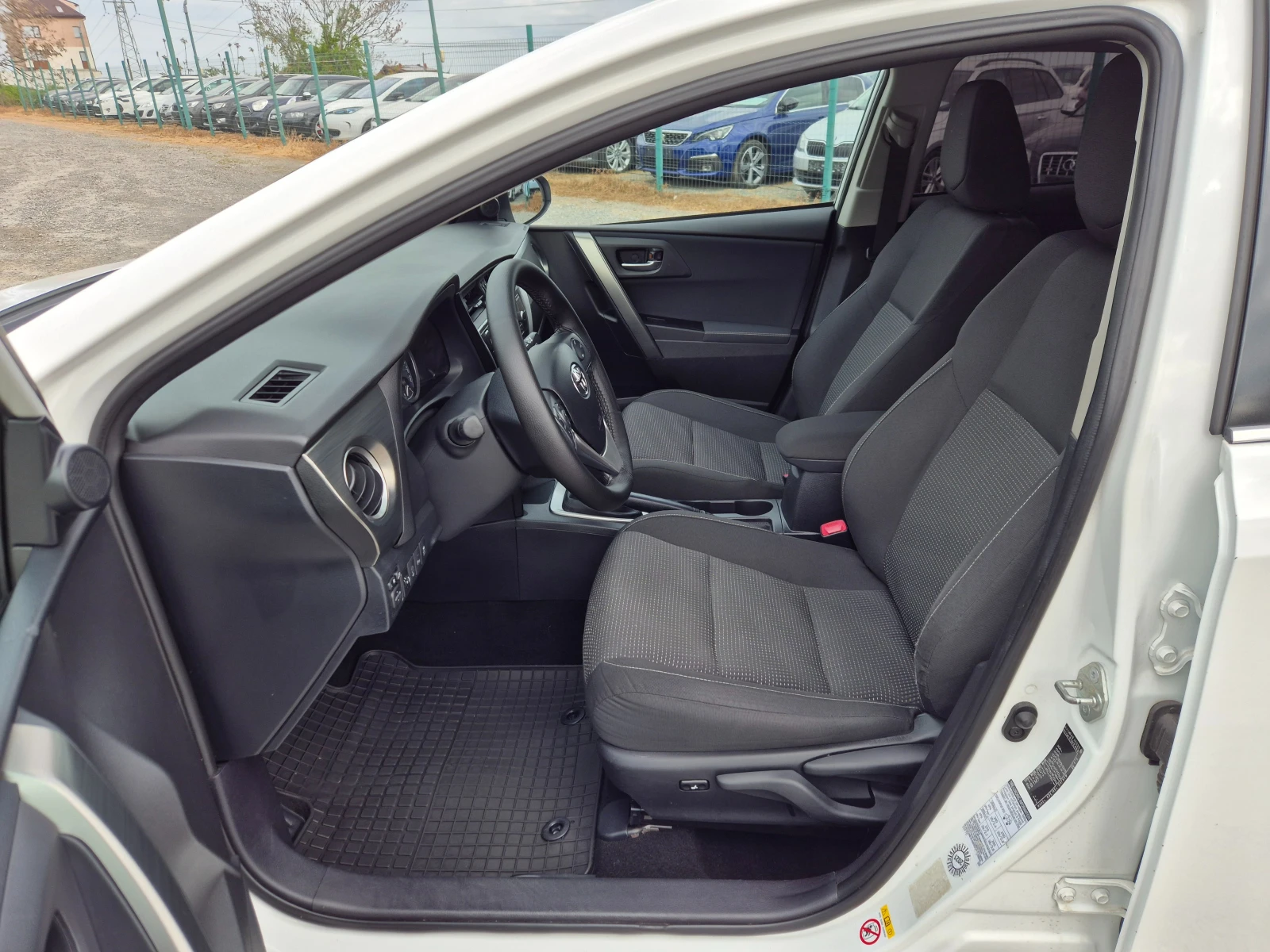 Toyota Auris 2.0D-4D 124кс, снимка 13 - Автомобили и джипове - 54358302