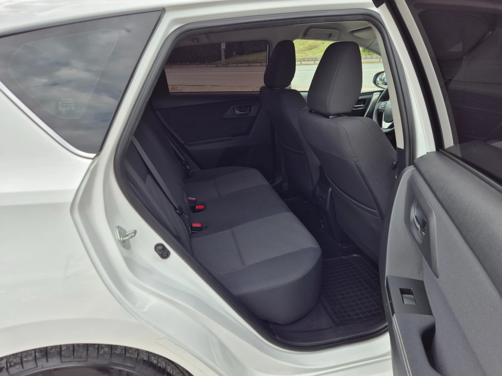 Toyota Auris 2.0D-4D 124кс, снимка 10 - Автомобили и джипове - 54358302