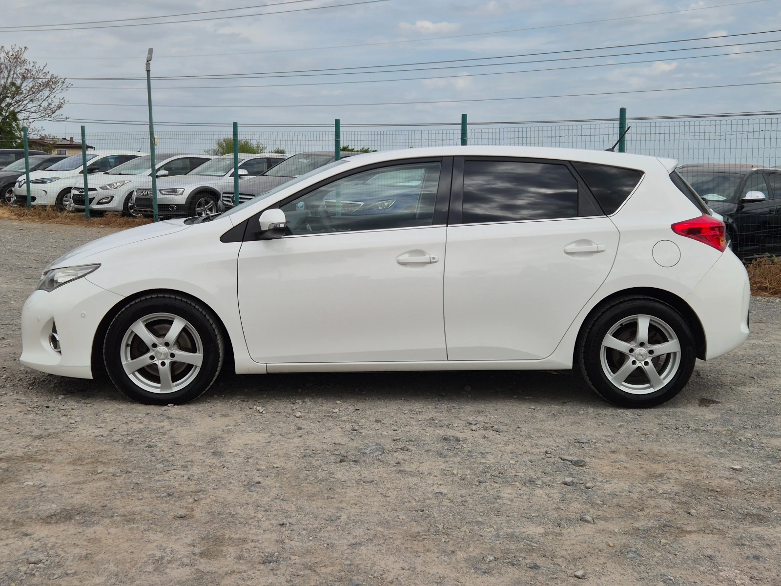 Toyota Auris 2.0D-4D 124кс, снимка 2 - Автомобили и джипове - 54358302