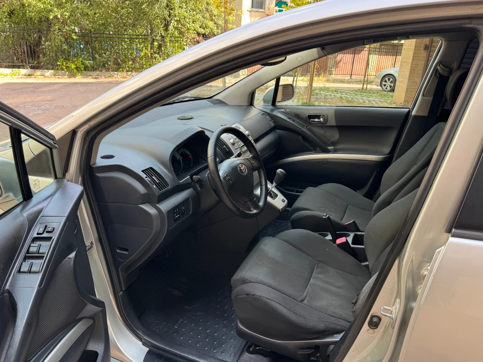 Toyota Corolla verso 1.8 Автоматик!, снимка 8 - Автомобили и джипове - 56309309