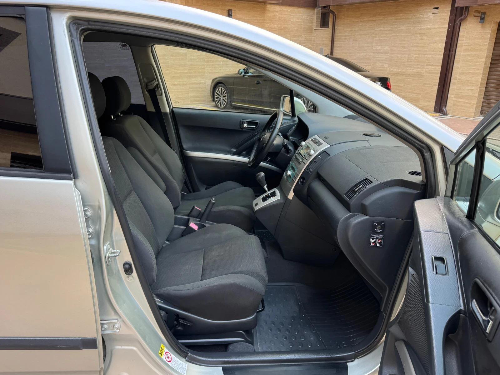 Toyota Corolla verso 1.8 Автоматик!, снимка 10 - Автомобили и джипове - 56309309