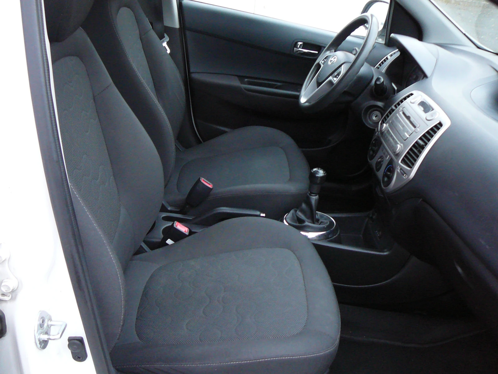 Hyundai I20 1.25i 78кс, снимка 8 - Автомобили и джипове - 56731525