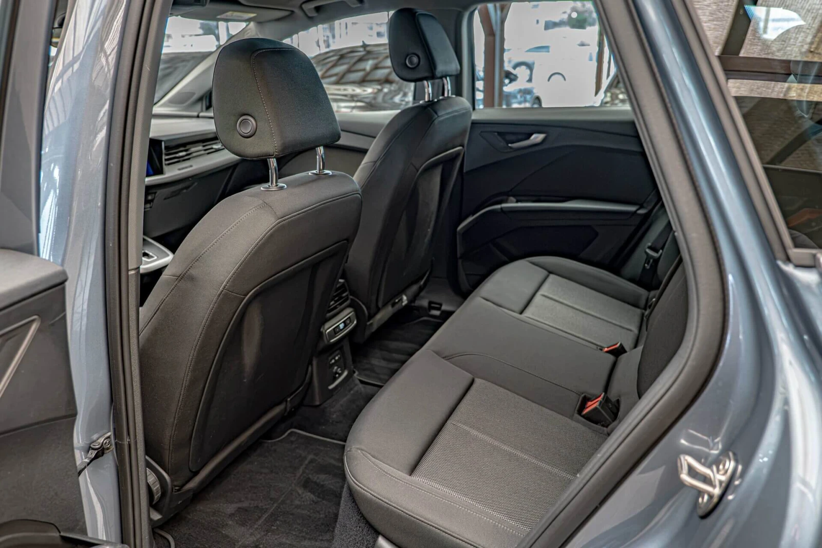 Audi Q4 35 E-Tron/Distronic/Lane Assist/PDC/Pre-Sense/E-So, снимка 8 - Автомобили и джипове - 55180443