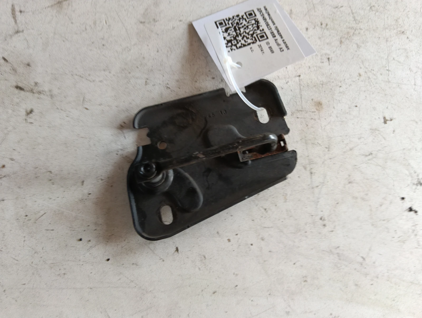  насрещник преден капак  ДЕСЕН8V0823185B Audi A3