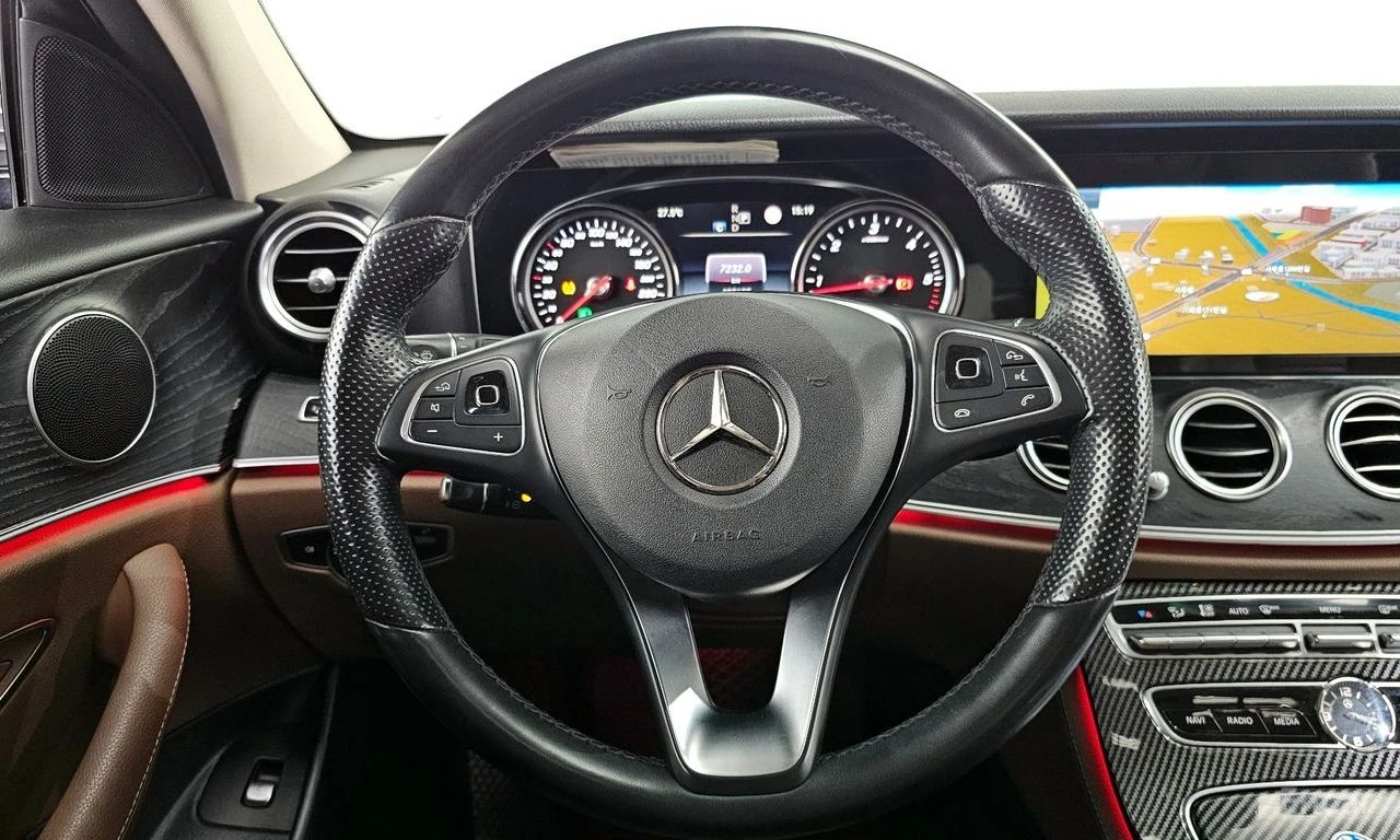 Mercedes-Benz E 220 AVANTGARDE* ПАМЕТ* HEADUP* КАМЕРА* ПОДГРЕВ* КОЖА, снимка 12 - Автомобили и джипове - 54411454
