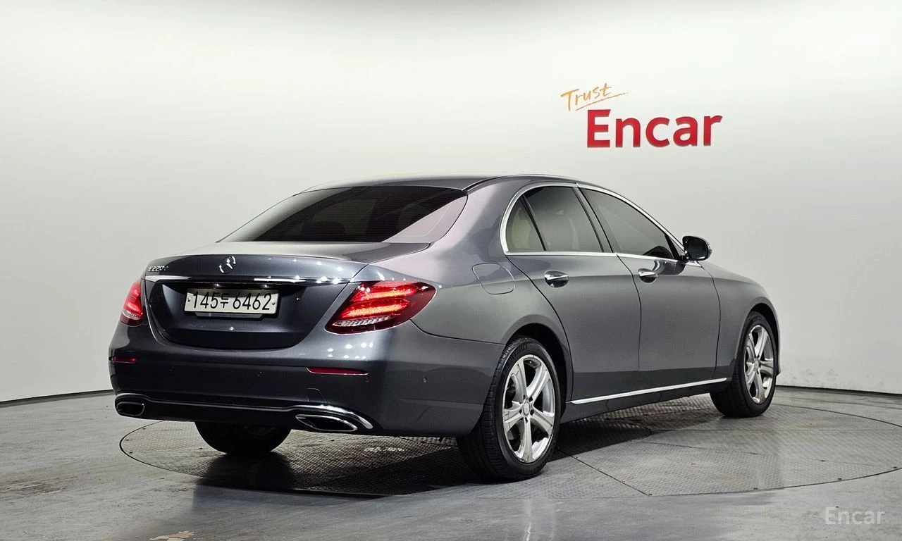 Mercedes-Benz E 220 AVANTGARDE* ПАМЕТ* HEADUP* КАМЕРА* ПОДГРЕВ* КОЖА, снимка 2 - Автомобили и джипове - 54411454