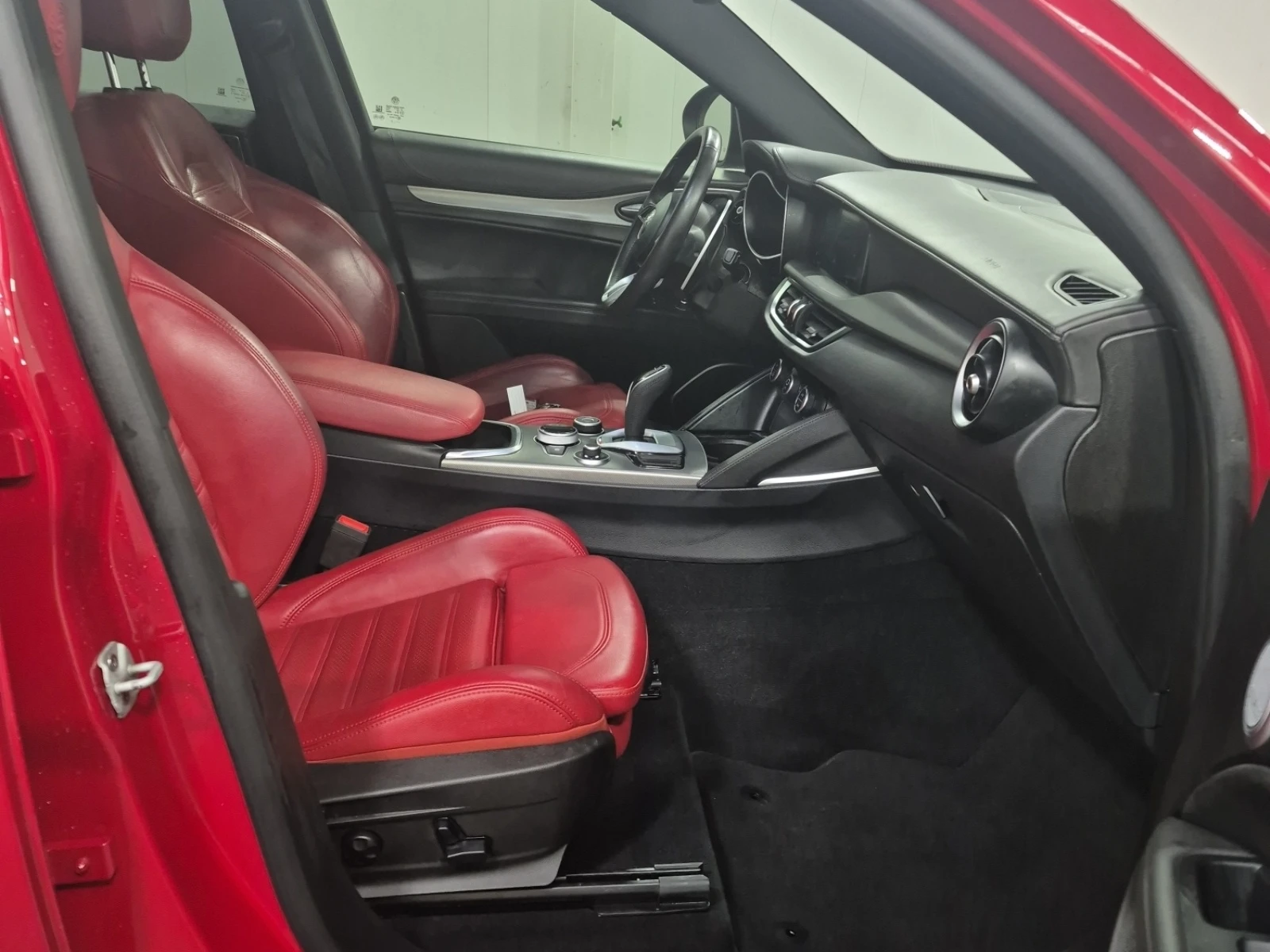 Alfa Romeo Stelvio VELOCE * 1 СОБСТВЕНИК * CARFAX * , снимка 9 - Автомобили и джипове - 54180035