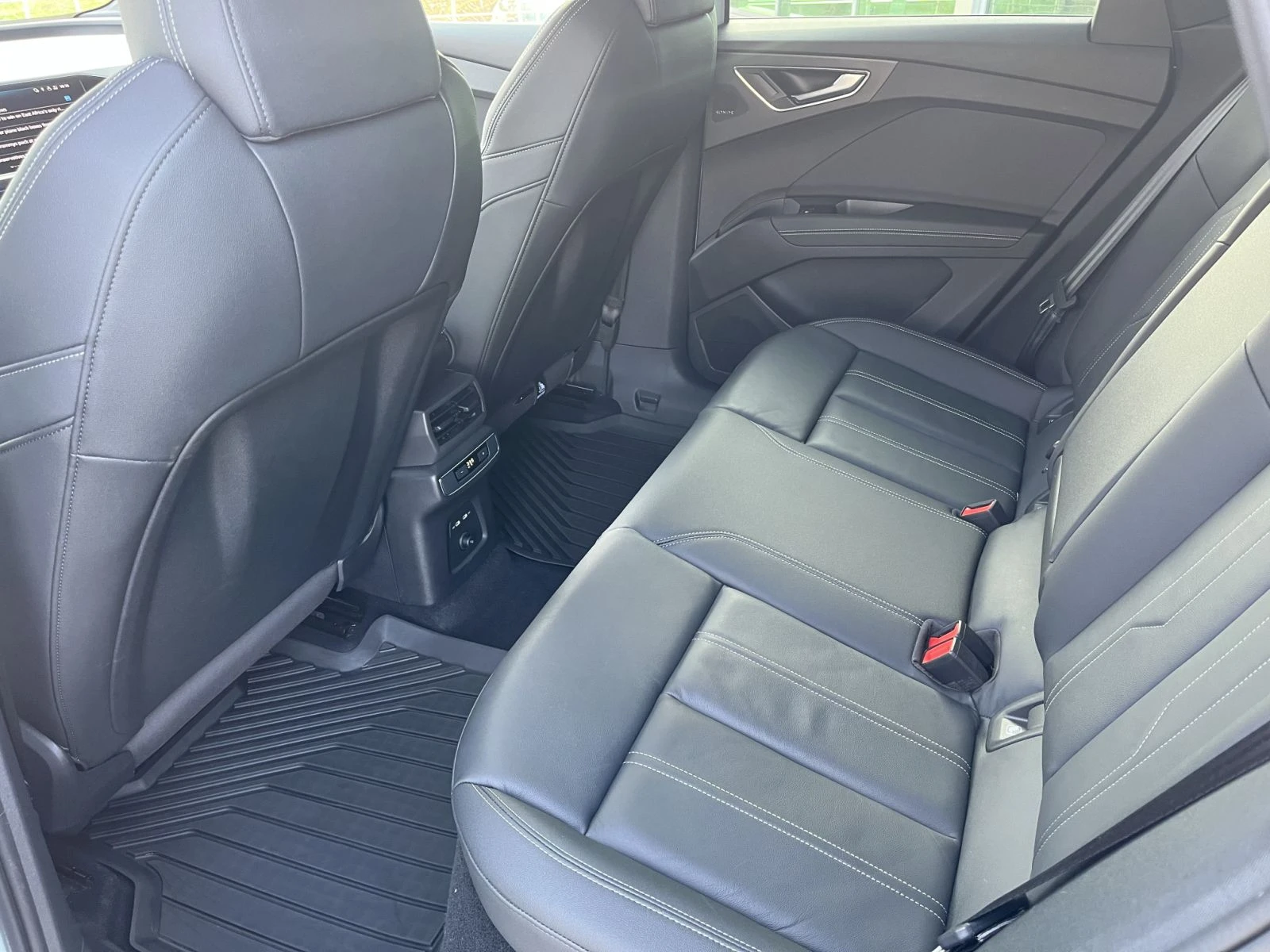 Audi Q4 Sportback, снимка 7 - Автомобили и джипове - 56594946