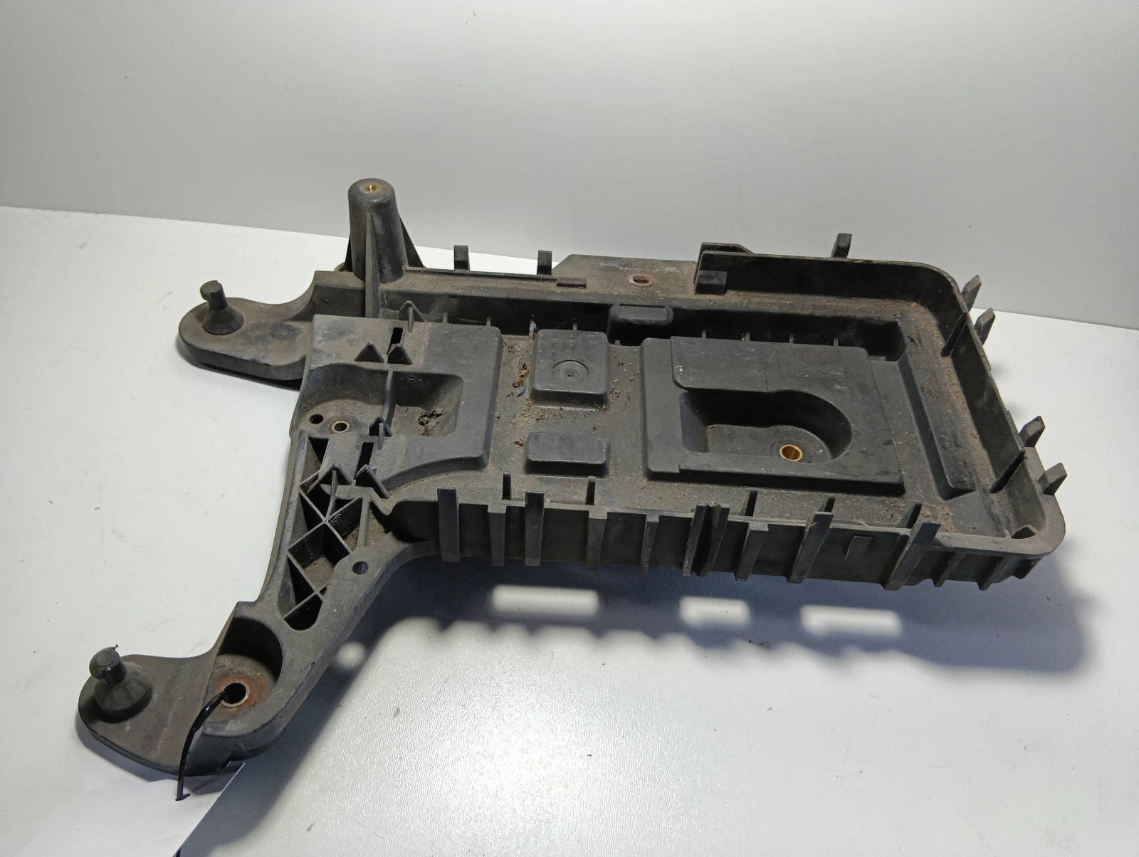 стойка за акумулатор 1K0915333H VW Passat CC