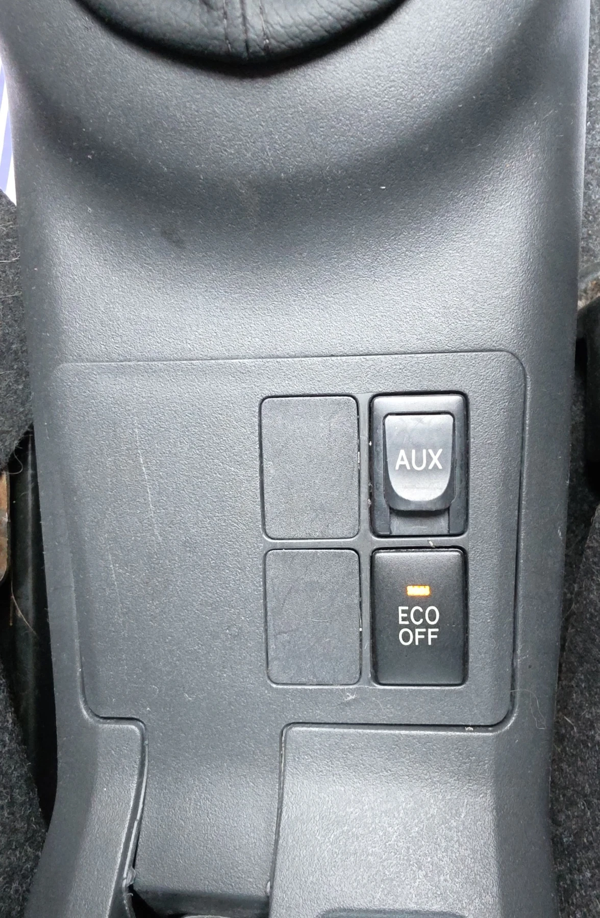 Toyota Yaris 1.3i 101k.c., снимка 13 - Автомобили и джипове - 55768629