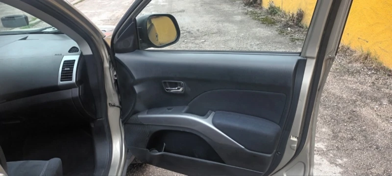 Mitsubishi Outlander, снимка 11 - Автомобили и джипове - 52261199