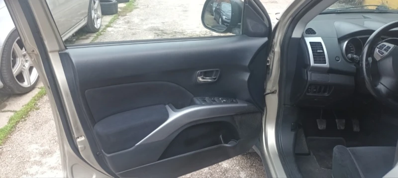Mitsubishi Outlander, снимка 9 - Автомобили и джипове - 52261199