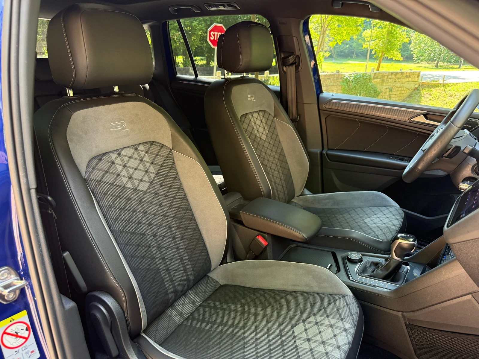 VW Tiguan 2.0TDI* 4MOTION* R-LINE* PANO* CAM360* DIST* IQ* , снимка 10 - Автомобили и джипове - 55294365