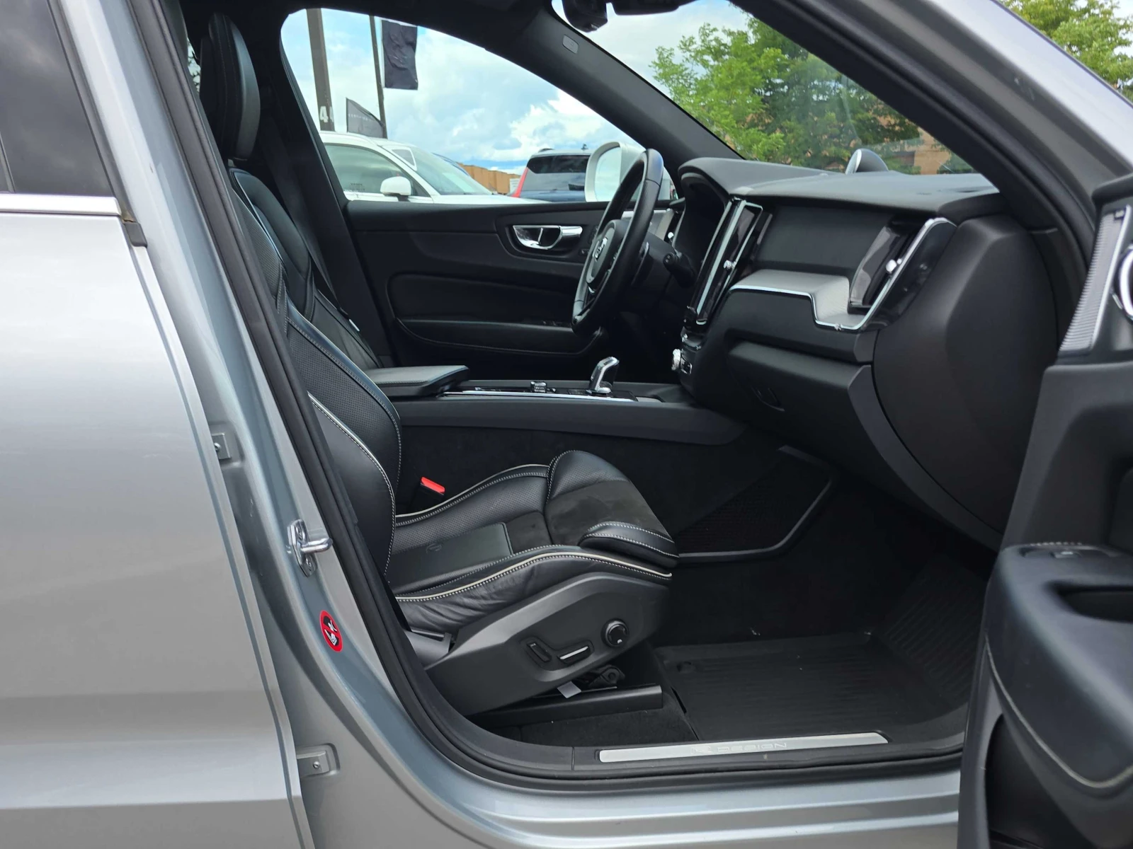 Volvo XC60 * R Design * CARFAX * ОПЦИЯ ЗА ФИНАНСИРАНЕ, снимка 12 - Автомобили и джипове - 55799982