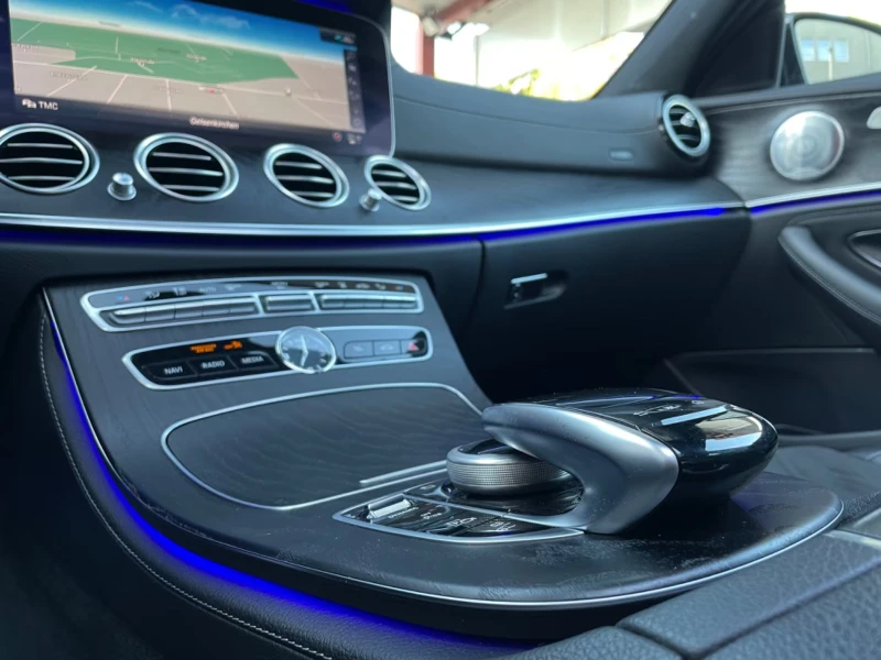 Mercedes-Benz E 300 e/AMG-LINE/320HP/PANO/360/BURM/LED/NAVI/DAB/711f, снимка 10 - Автомобили и джипове - 51616091