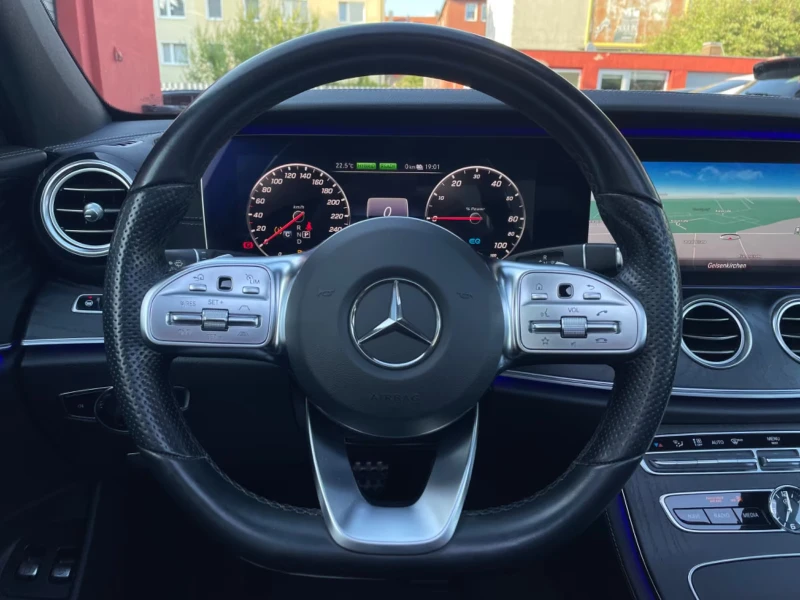 Mercedes-Benz E 300 e/AMG-LINE/320HP/PANO/360/BURM/LED/NAVI/DAB/711f, снимка 8 - Автомобили и джипове - 51616091