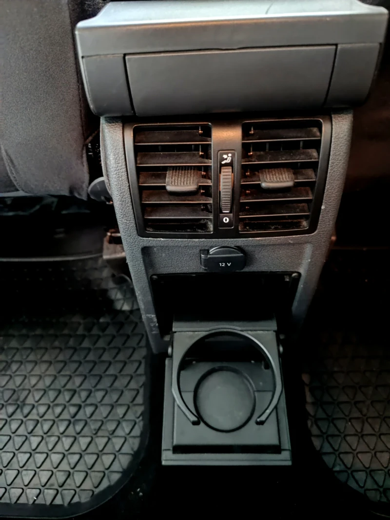 VW Touran 2.0 TDI, снимка 13 - Автомобили и джипове - 52380400