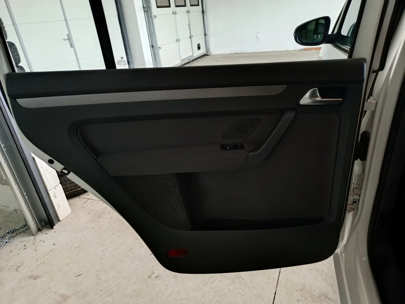 VW Touran 2.0 TDI, снимка 10 - Автомобили и джипове - 52380400