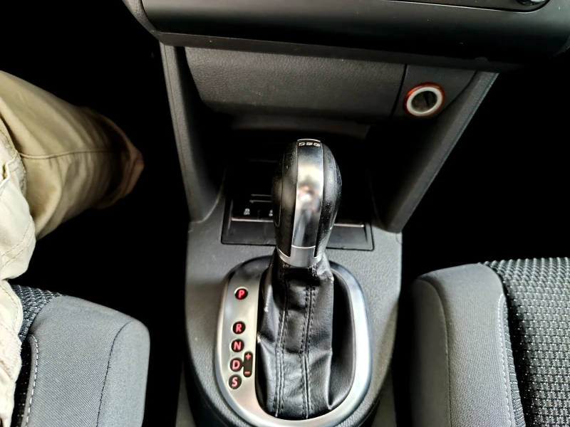 VW Touran 2.0 TDI, снимка 8 - Автомобили и джипове - 52380400