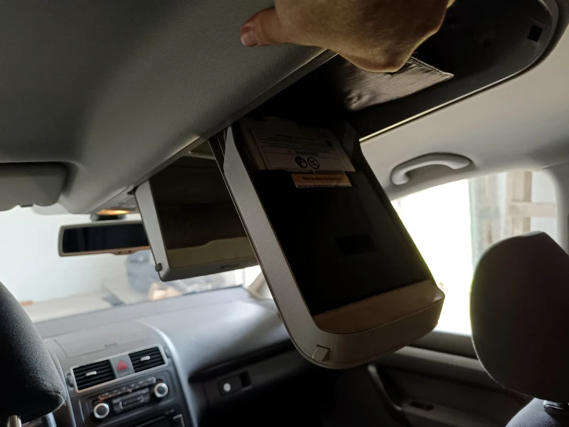 VW Touran 2.0 TDI, снимка 11 - Автомобили и джипове - 52380400