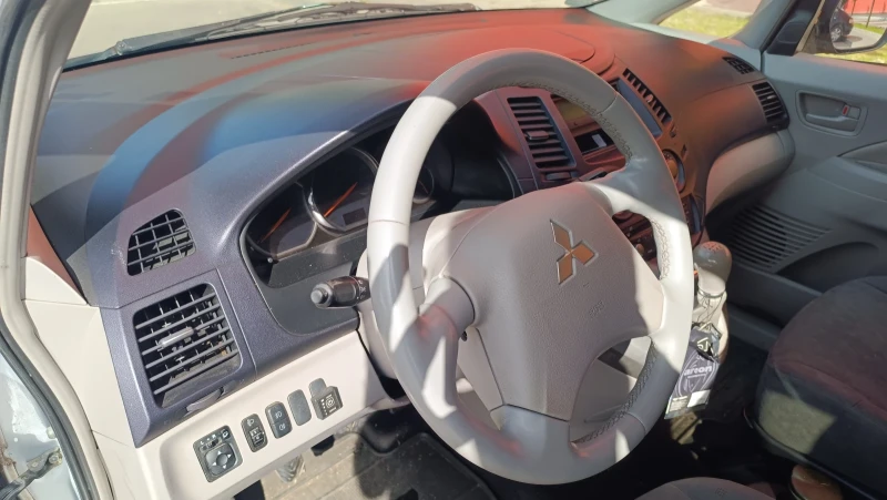 Mitsubishi Grandis 2.4i-ГАЗ, снимка 11 - Автомобили и джипове - 51864393