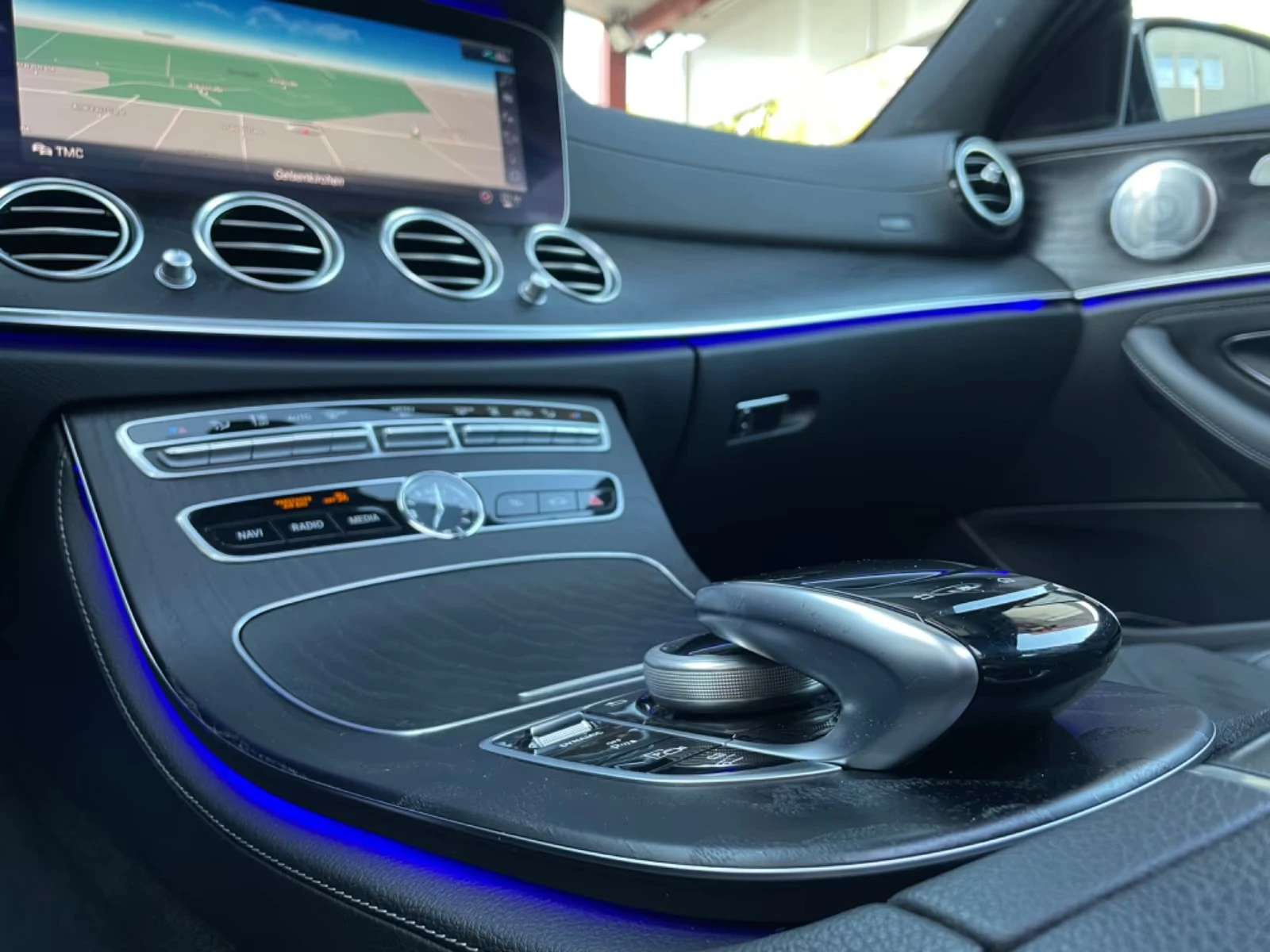 Mercedes-Benz E 300 e/AMG-LINE/320HP/PANO/360/BURM/LED/NAVI/DAB/711f - изображение 10