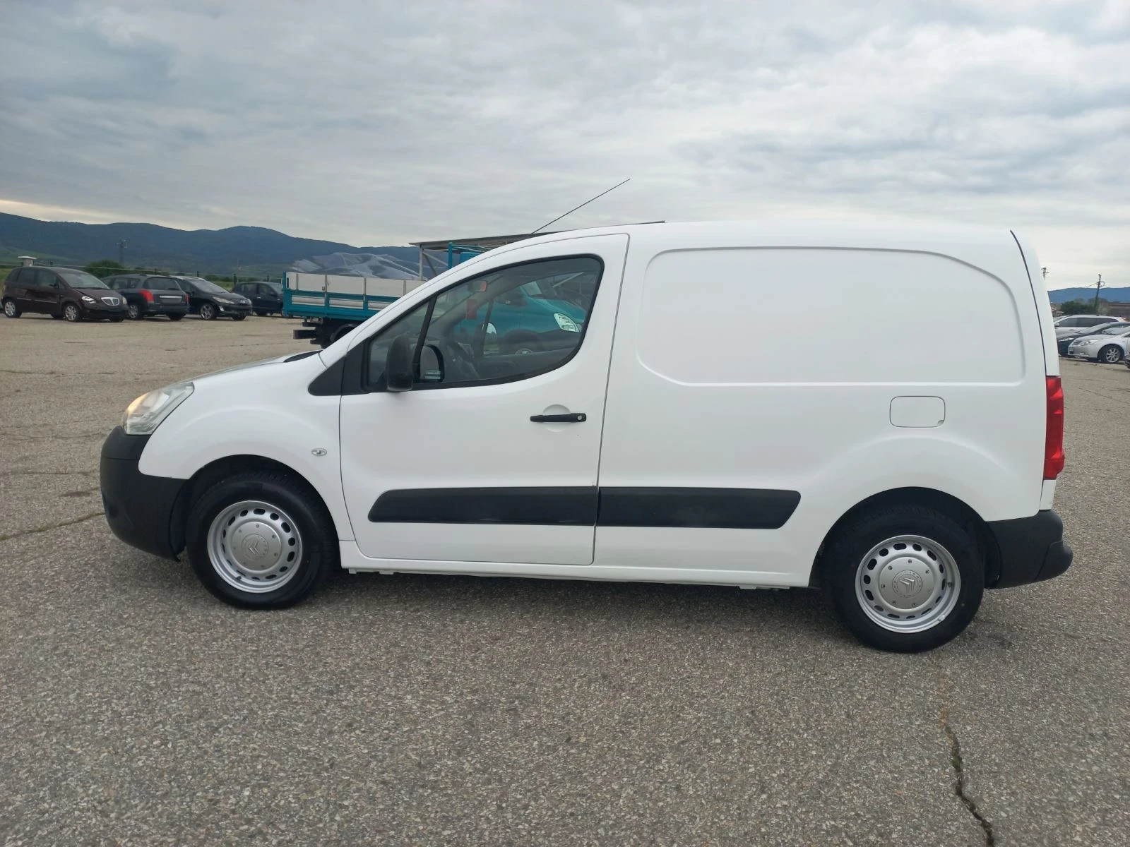 Citroen Berlingo 1.6hdi 90k.c., снимка 9 - Автомобили и джипове - 54609720