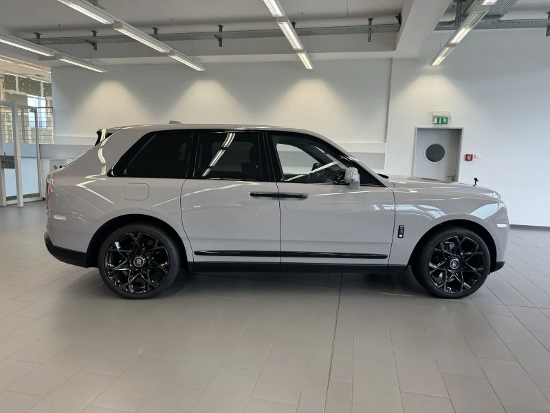 Rolls-Royce Cullinan V12/ BESPOKE/ NIGHT VISION/ HEAD UP/ PANO/ 360/ TV, снимка 4 - Автомобили и джипове - 48388191