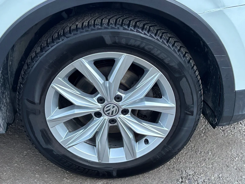 VW Tiguan 2.0TDI 4x4, снимка 16 - Автомобили и джипове - 53359012