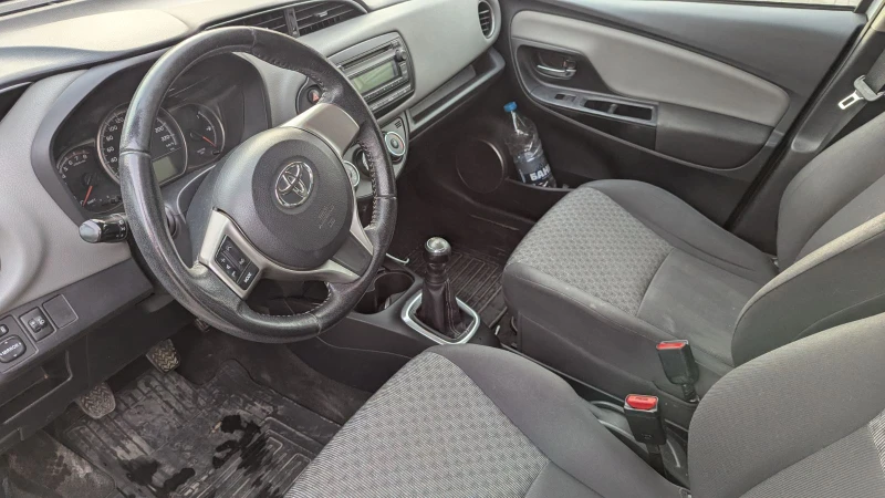 Toyota Yaris 1.0 VVTi, снимка 11 - Автомобили и джипове - 52635359